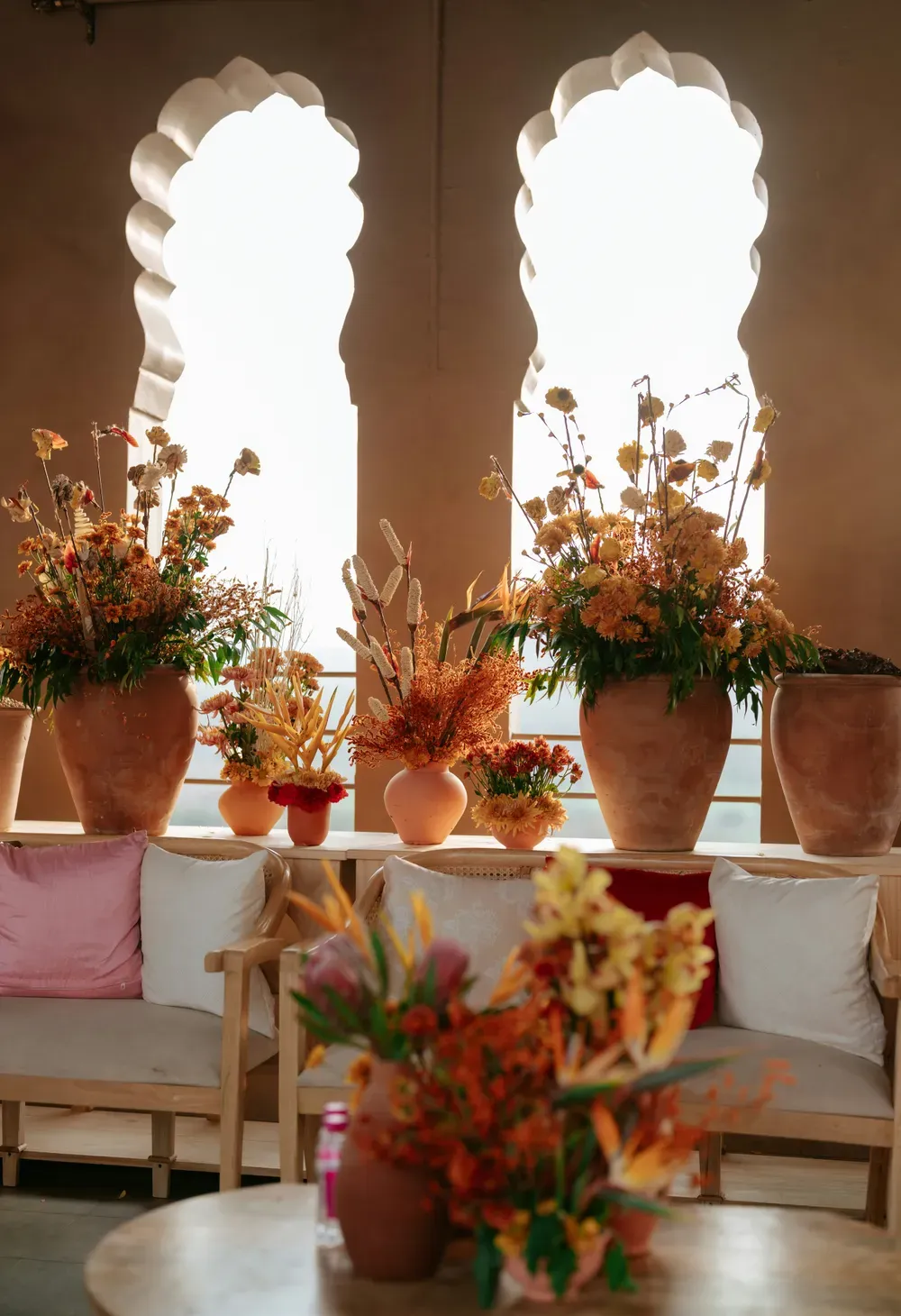 Stand et toile de fond floraux Table D’Or pour un mariage