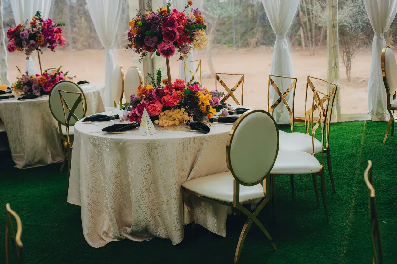 Décor de fête d’anniversaire Table D’Or, mise en scène festive et détails de célébration