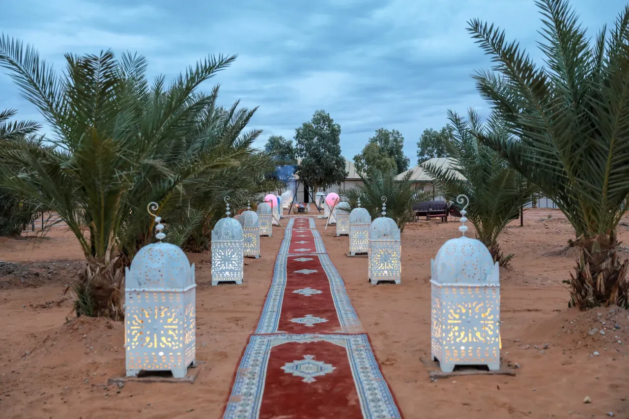 Réception de mariage Table D’Or avec éclairage d’ambiance chaleureux