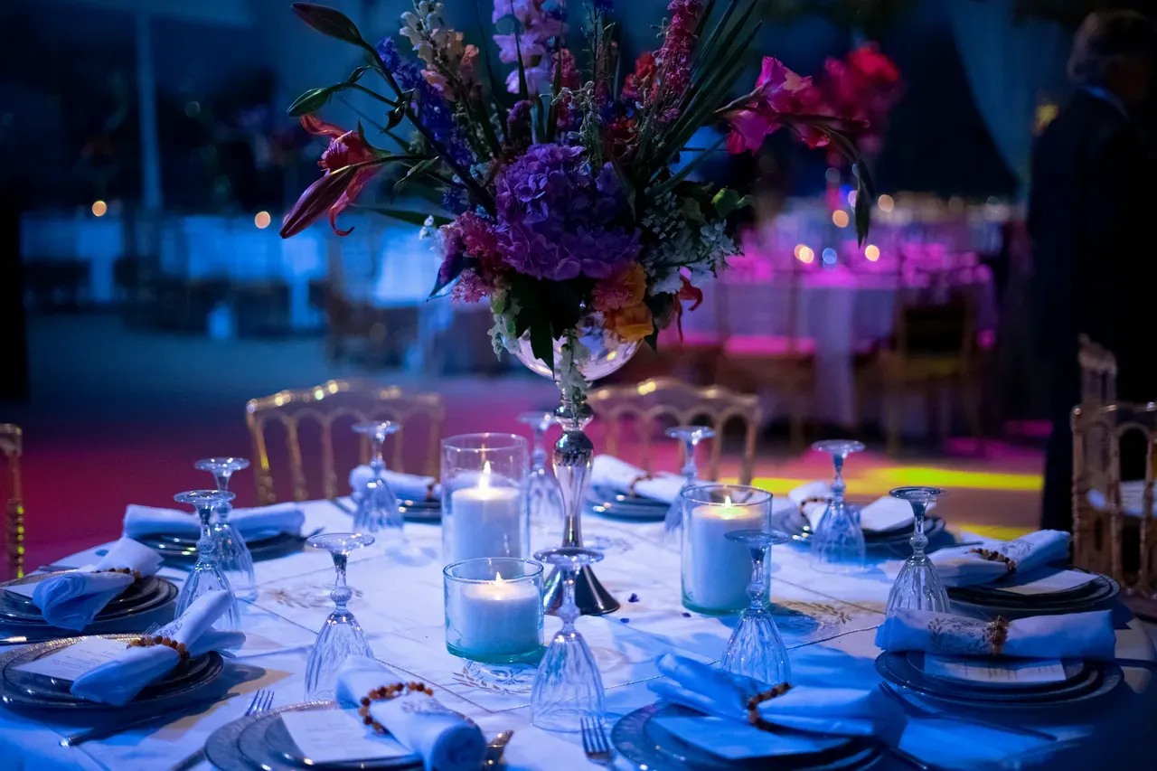 Dîner de gala Table D’Or, tables dressées avec linge fin et éclairage d’ambiance
