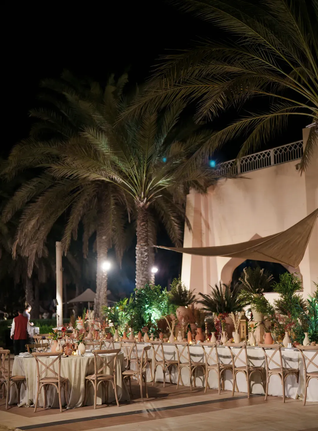 Décor de mariage au jardin par Table D’Or, compositions florales et arts de la table élégants